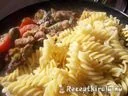 Fusilli tészta gombapörkölttel, kolbásszal – 2. kép