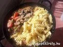 Fusilli tészta gombapörkölttel, kolbásszal – 3. kép
