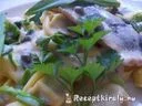 Gombás tortellini fehérboros heringfilével medvehagymával – 1. kép