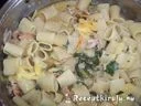 Mángoldos medvehagymás rigatoni füstölt lazaccal fehér borral – 2. kép