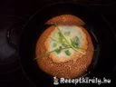 Pezsgős spárga-újhagyma krémleves cipóban – 1. kép