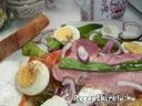 Sült tarja és főtt tojás salátaágyon – 2. kép
