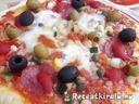 Szalámis pizza gazdagon – 3. kép
