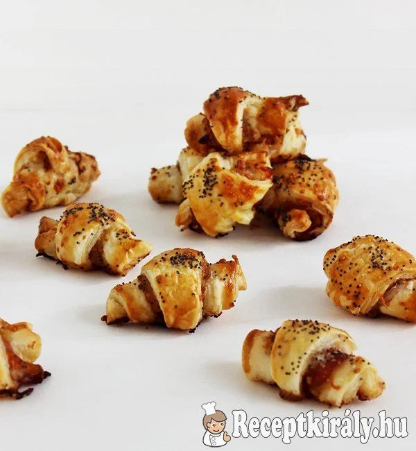 Mini croissant sajttal, baconnel recept