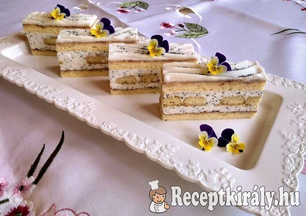 Piskóta szelet mákos krémmel meggylikőrrel