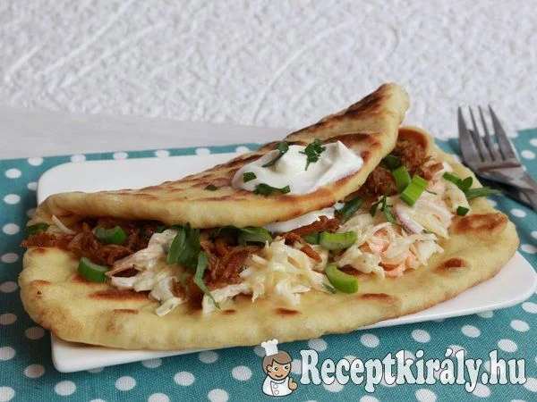 Pulled pork naan szendvics, amerikai káposztasalátával recept