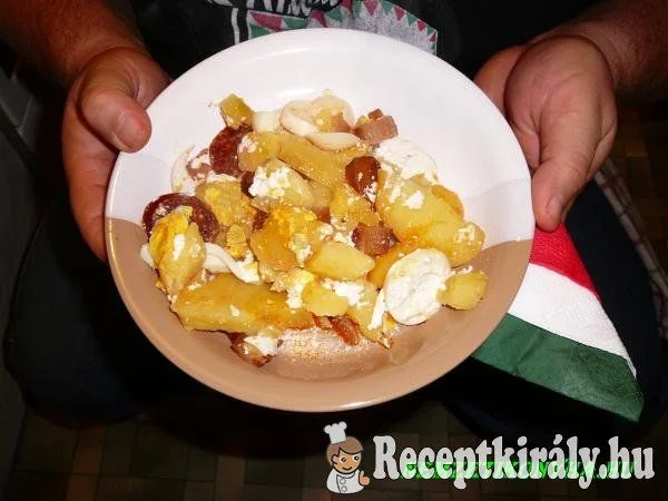 Rakott krumpli füstölt szalonnával és kolbásszal