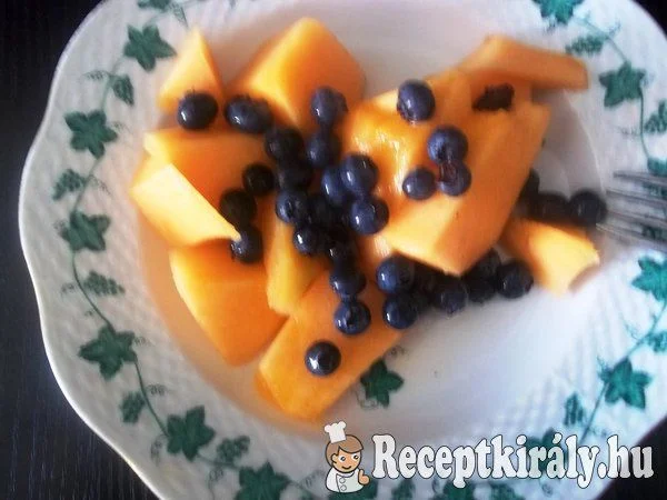 Sárgadinnye-áfonya saláta vodkával recept