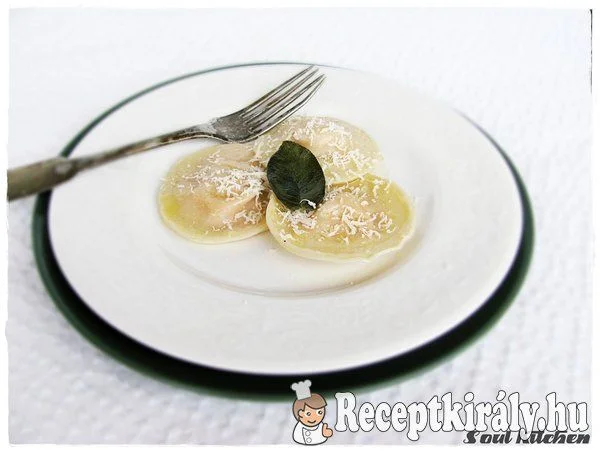 Sütőtökös ravioli zsályás vajjal