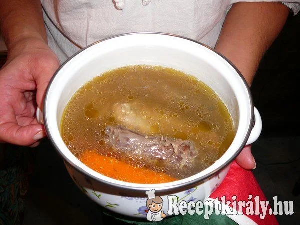 Gazdag szárnyas húsleves tarhonyával