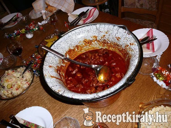 Szarvaspörkölt bográcsban
