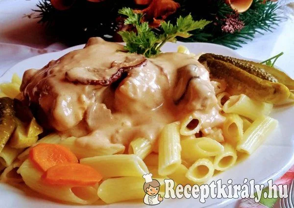 Tejfölös erdeigombás csirkehús recept
