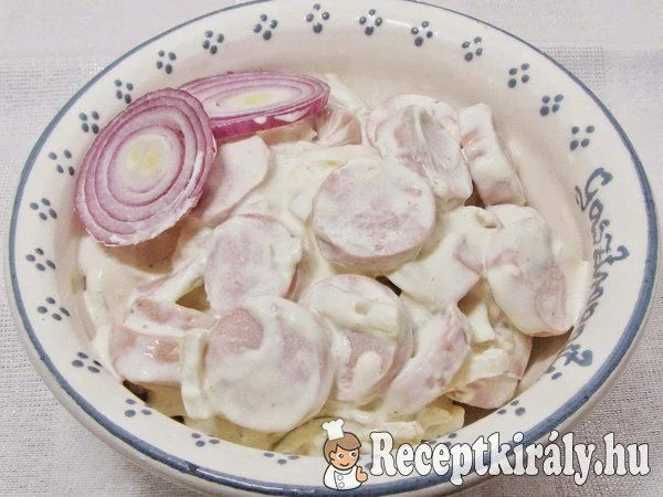 Tejfölös, lila hagymás virslisaláta recept