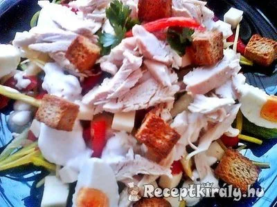 Friss csirkesaláta ropogós kenyérkockával