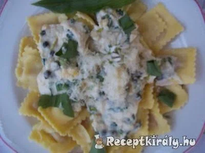 Húsos ravioli medvehagymás fehérboros sajtszósszal