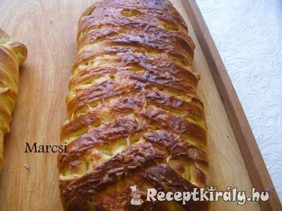 Hússal töltött kelt tészta