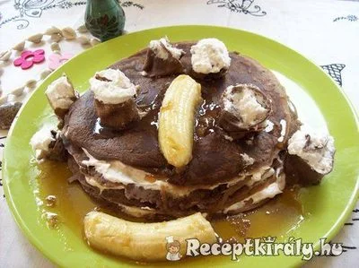 Kakaós palacsinta torta karamellizált banánnal