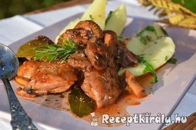 Vörösboros gombás csirkeragu
