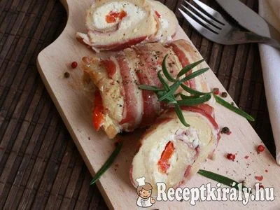 Baconbe göngyölt fetás-paprikás csirkemell