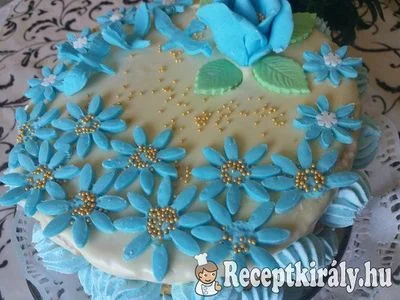 Gesztenye torta kék virággal – 2. kép