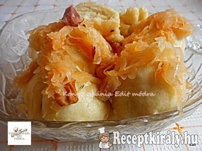 Káposztaágyon főtt gőzgombóc