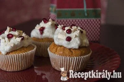 Marcipános muffin gránátalmás tejszínhabbal