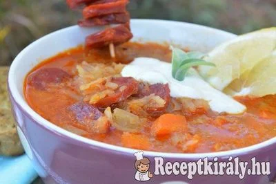 Pikáns édes-savanyú káposztaleves füstölt kolbásszal – 2. kép
