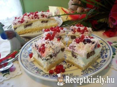 Túrós-gyümölcsös szelet meggyel és ribizlivel