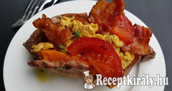 Töltött édesburgonya baconnal és rántottával