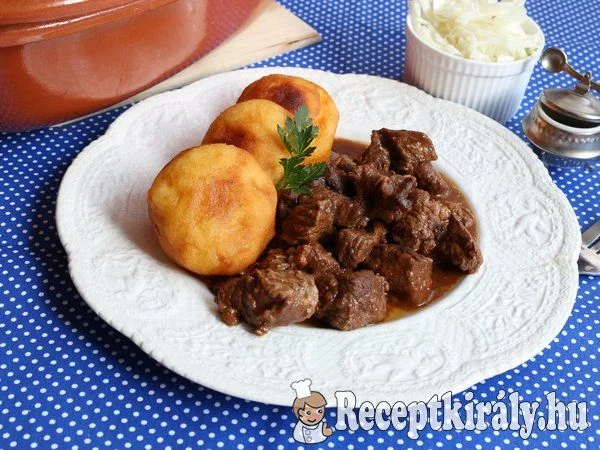 Vörösboros marhapörkölt burgonyafánkkal recept