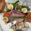 Sült tarja és főtt tojás salátaágyon