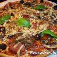 Gombás-sonkás pizza