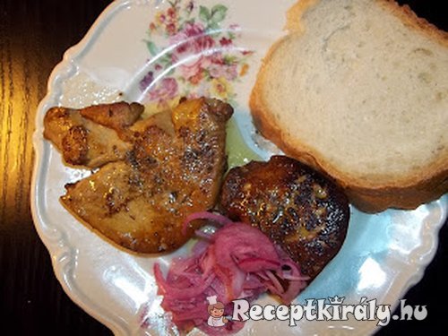 Brandyben áztatott sült libamáj lila hagymával fehér kenyérrel
