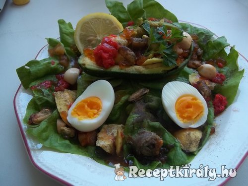Kagylóval kaviárral ringlivel töltött avokádó tojással salátaágyon