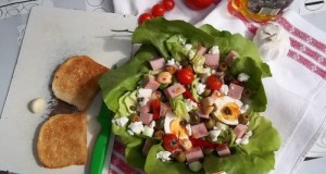 Mediterrán saláta juhtúróval mozzarellával pizzasonkával tojással