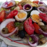 Mediterrán saláta tojással baby rák ollóval