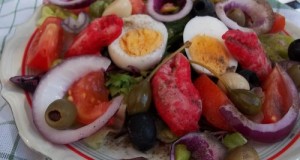 Mediterrán saláta tojással baby rák ollóval