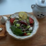 Saláta medvehagymával sprotnival mozzarellával olívával bruschettával 1