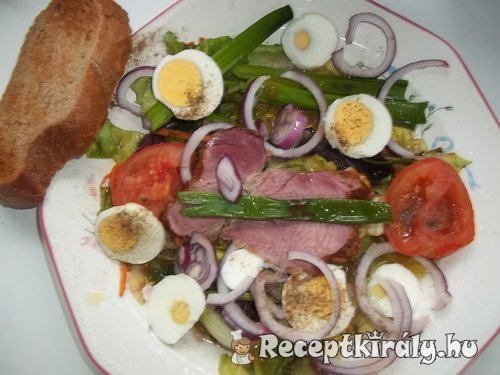 Sült tarja és főtt tojás salátaágyon