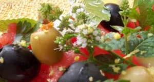 Vodkás görögdinnyesaláta mozzarellával olívabogyókkal
