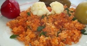 Vörösboros bácskai rizseshús vegyes savanyúsággal