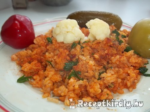 Vörösboros bácskai rizseshús vegyes savanyúsággal