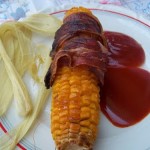 Baconba tekert sült kukorica ketchuppal és chili szósszal 1