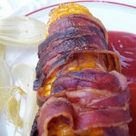 Baconba tekert sült kukorica ketchuppal és chili szósszal