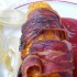 Baconbe tekert sült kukorica ketchuppal és chili szósszal