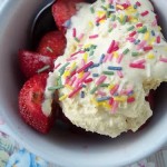 Brandys eper vanillía fagylalttal színes cukor díszítéssel 1