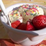 Brandys eper vanillía fagylalttal színes cukor díszítéssel