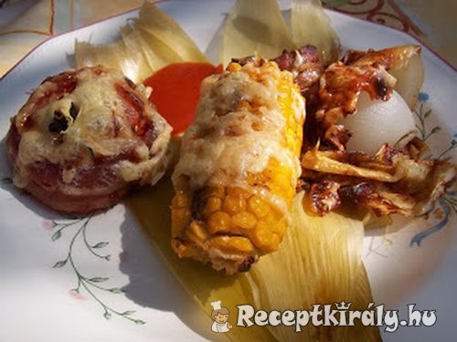 Kukoricacső baconba tekert paradicsommal és vöröshagymával sajtosan