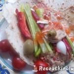 Hummus zöldségekkel pitában