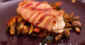 Baconbe csavart csirkemell zöldség ágyon